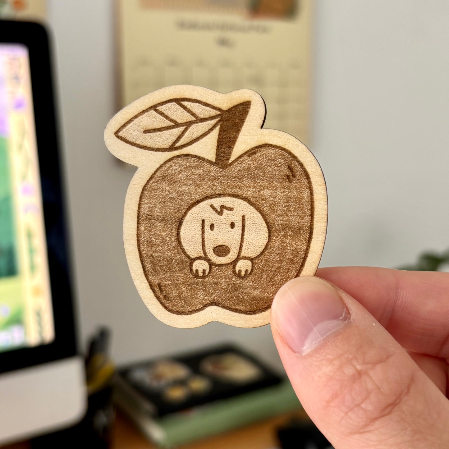 Apple Doggo Magnet en Bois